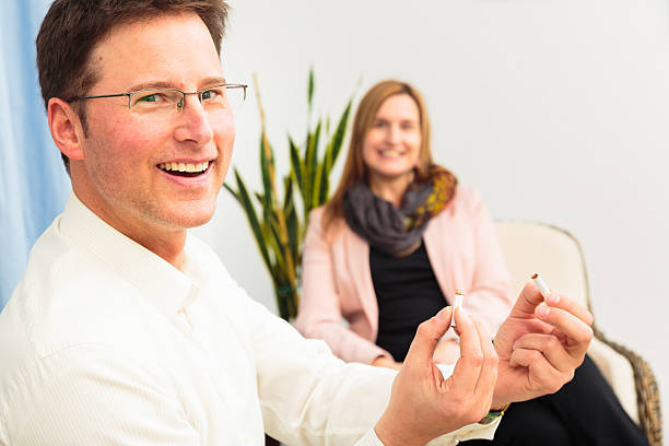 Un groupe d'amis offrant un soutien chaleureux pour l'arrêt du tabac.